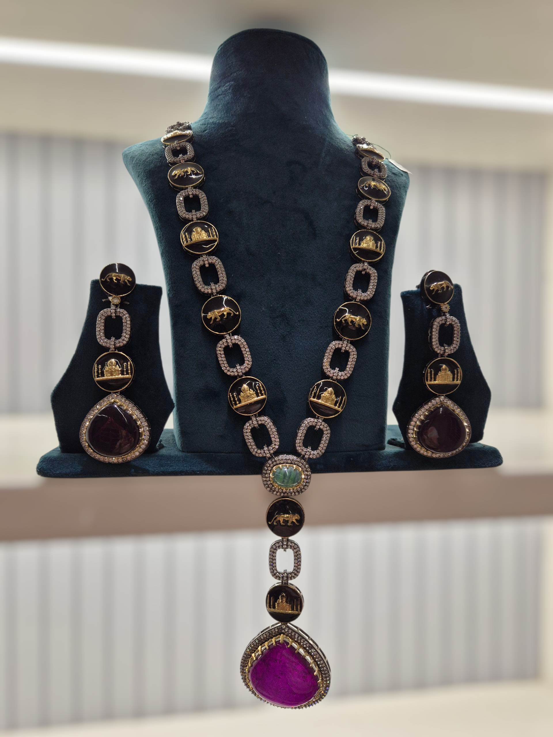 Hiraola's Product Image